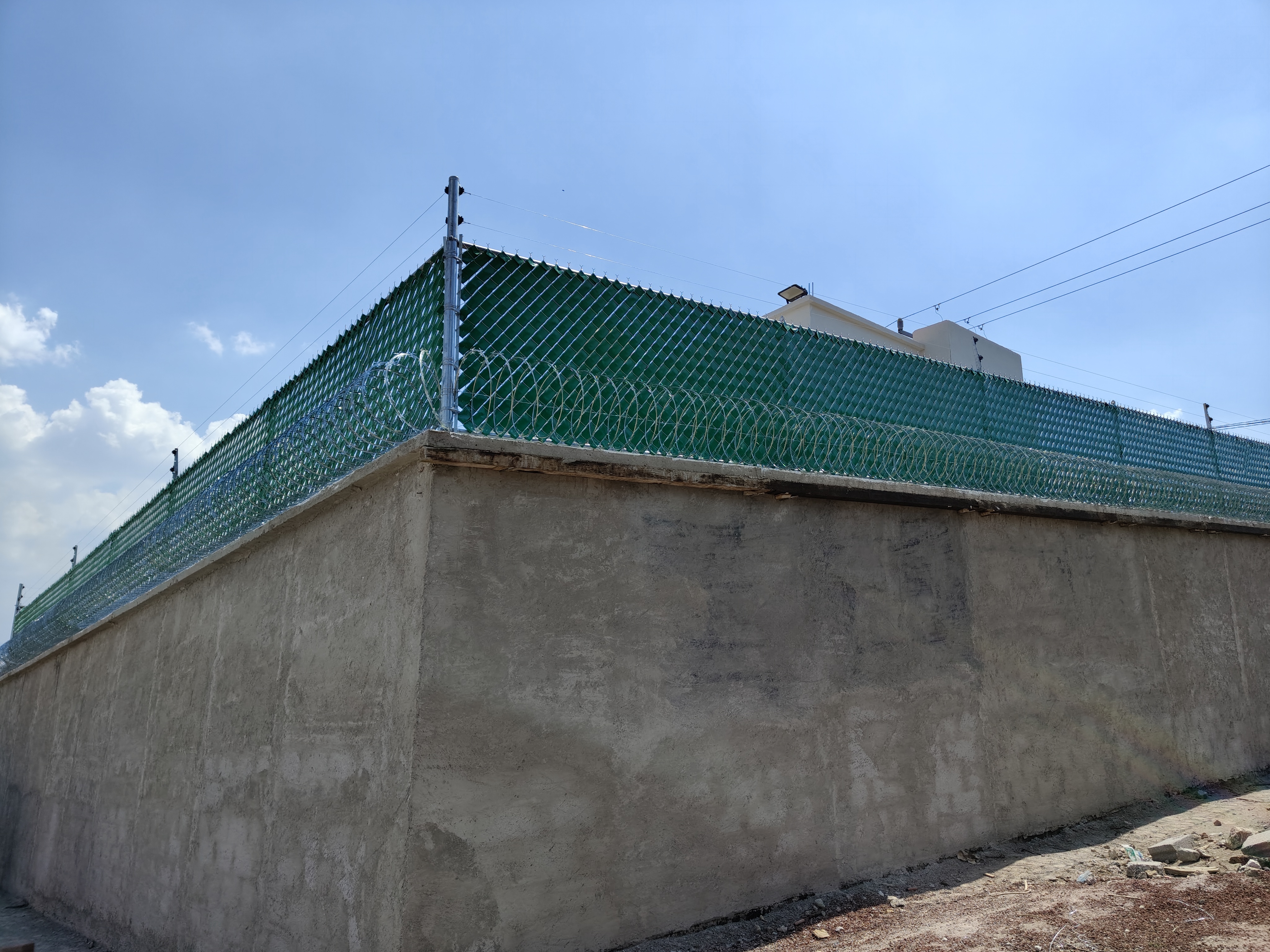 Proyecto de malla concertina con follajes para terreno industrial extenso